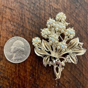 Pearl & gold floral brooch. Vintage